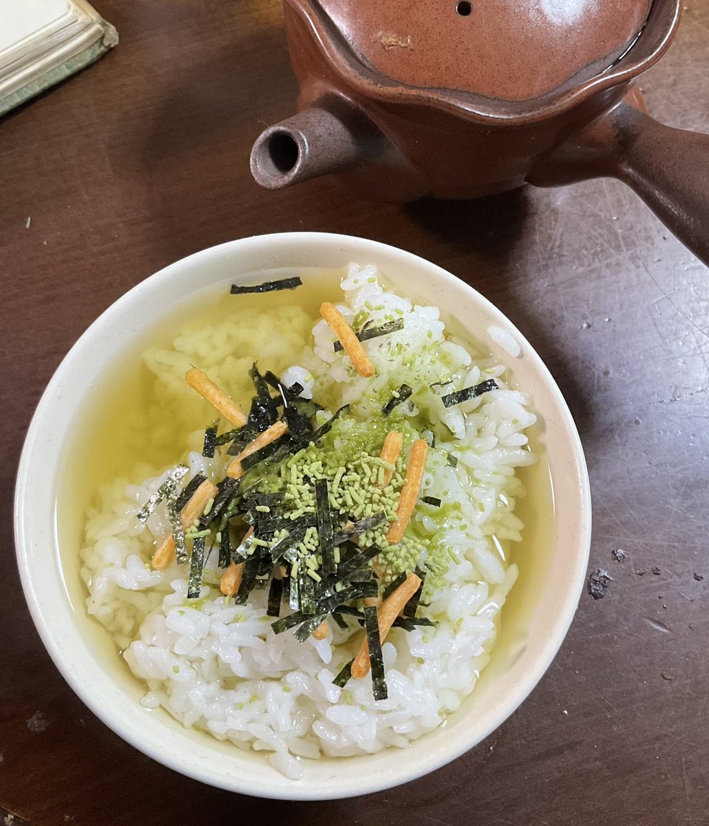 お夜食はお茶漬け。温かいものを腹に入れると眠気が来るが寝てもられない今の状況。 