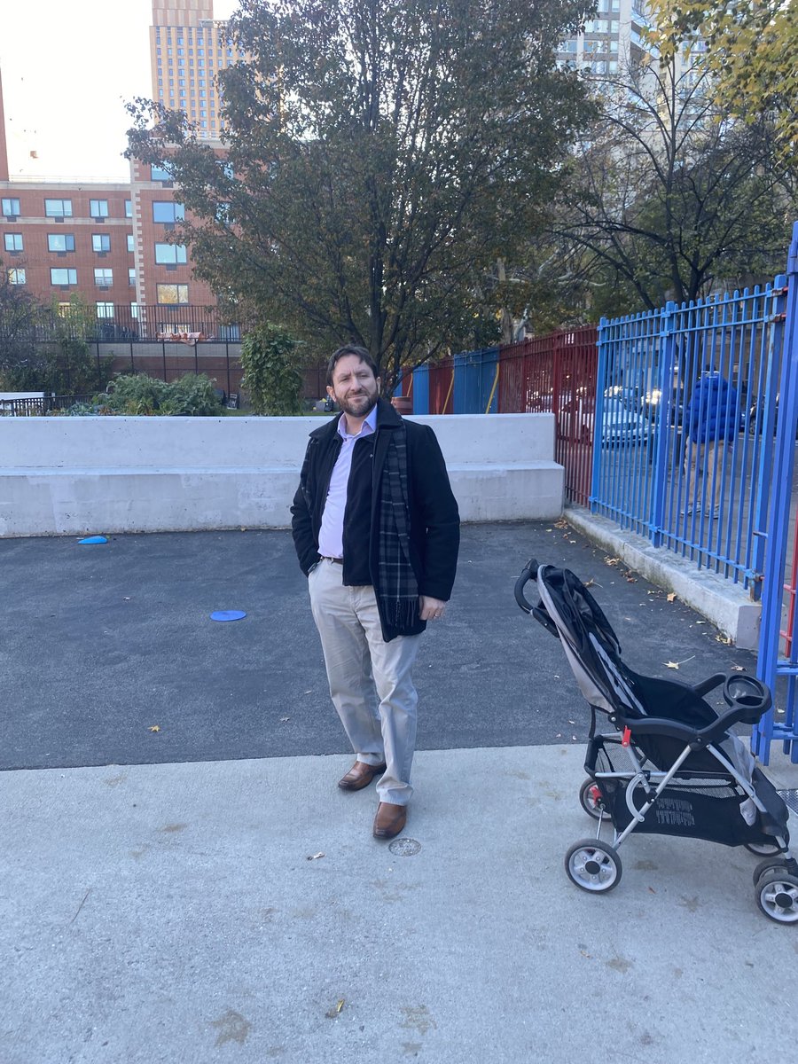 HarlemPrincipal's tweet photo. It’s picture day ⁦@LockeSchoolNYC⁩   Say cheese! https://t.co/As6Qfoz1B3