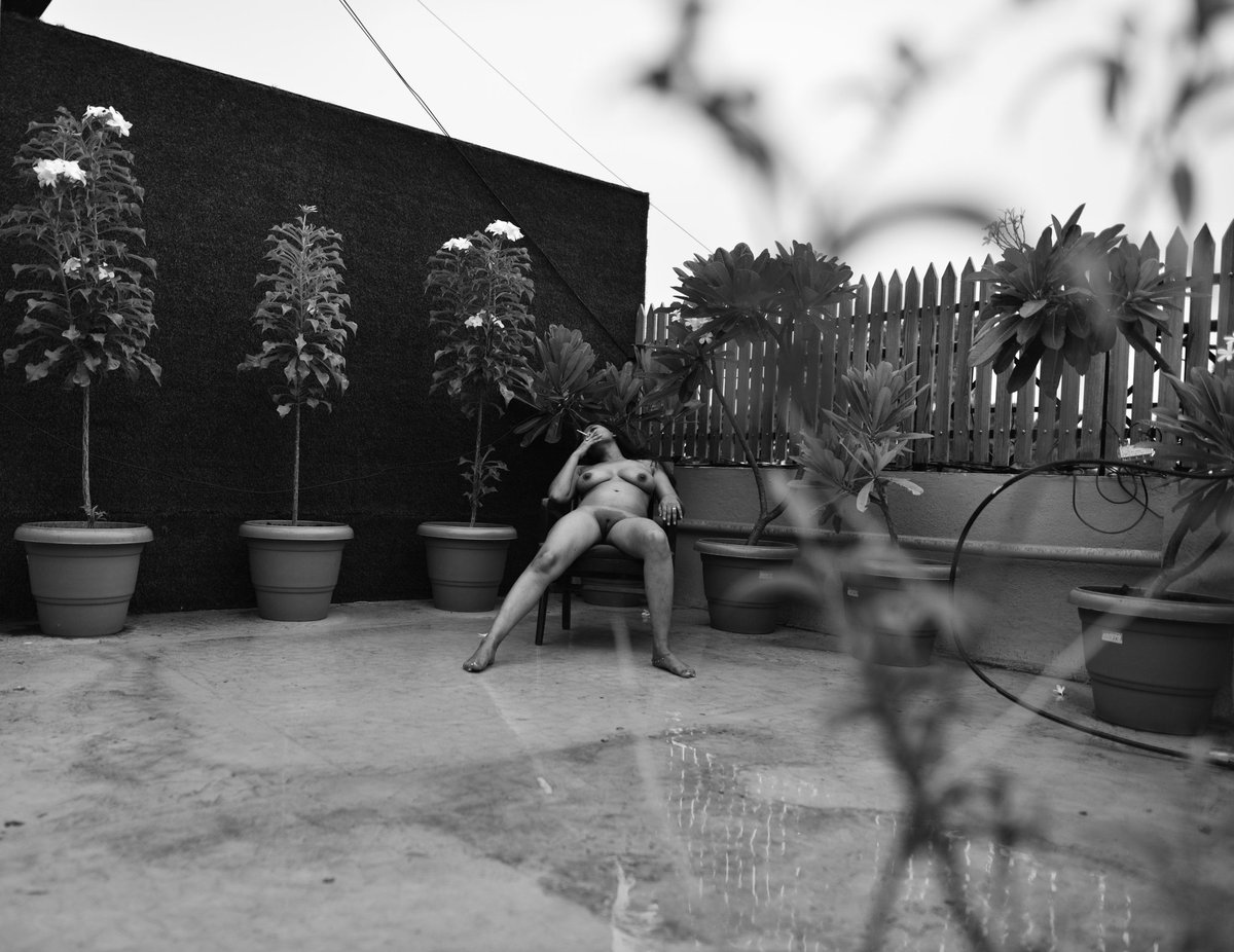 familfaiza_'s tweet photo. This series always reminded me of the Italian films! Women sitting in their comfort, smoking, soaking in rain, washing their sorrows away! Waiting for the loved ones from the war. If you haven't seen "Melena", I suggest everyone to watch the film! 

📸 By_Ashwin
Full series on TG https://t.co/fCbF29gMIv