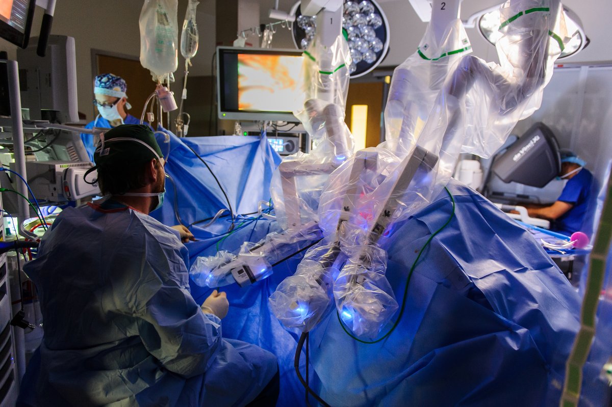 Major shoutout to our urology surgical team at MU Health Care! They just completed 2,100 robotic-assisted surgeries that offer shorter recovery times and are minimally invasive for our patients. 🎉