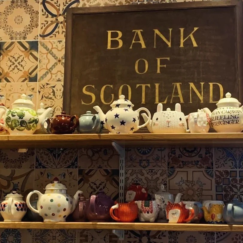 🫖Teapot(s) Tuesday! Open an account at the Bank of Scotland, get a teapot? Nope... it's the teapot lineup at an adorable little Scottish cafe called The Shore.

#teapottuesdays #authorswhodrinktea #TimeTravel #timetravelinglibrarian #berylbluetimecopseries