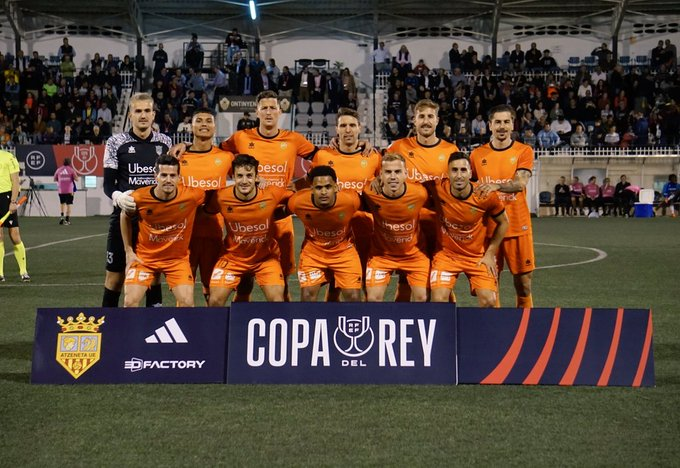 elchiringuitotv's tweet photo. ⏱️ ¡Finaaal! Salta la sorpresa en Ontinyent, el @Atzeneta_UE elimina al @RealZaragoza.

🔥 Un 3ª RFEF ha vencido al Zaragoza de 2ª división, esto es la #CopaDelRey 

🟠 @Atzeneta_UE 2-1 @RealZaragoza | Final https://t.co/f0buCmoKgn