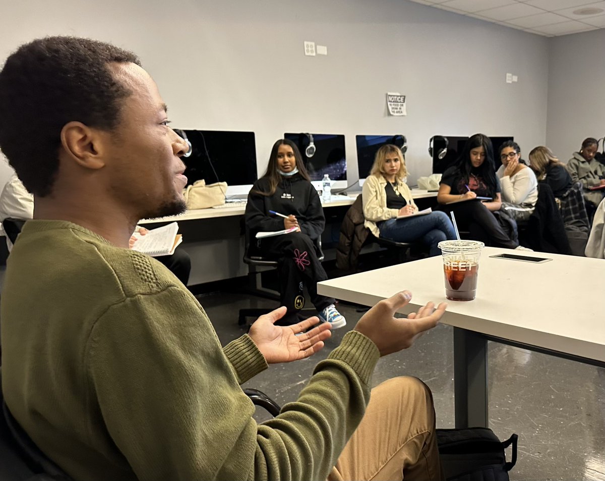 “How is it like being a journalist of color?” @MakkedahRamsey asked @troy_closson @Baruch_Weissman class. “I can talk about that the whole day,” he said. Troy, who covers education for @nytimes, says he got into journalism @NorthwesternU paper as their only Black reporter.