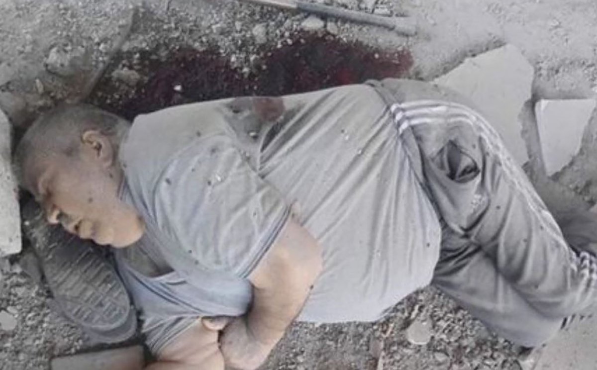 DaniMayakovski's tweet photo. Bashir Hajji, un abuelo palestino de 79 años, del barrio de Al Zaytoun, en Gaza, fue fotografiado el viernes pasado junto a soldados sionistas a modo de propaganda, para hacer ver que los colonialistas lo estaban ayudando. 

Después de hacerse la foto, los sionistas le dispararon un tiro en el costado y lo dejaron tirado desangrandose en el barrio, según denunció la propia familia de Hajji.

Otro vil crimen del sionismo que no llenará portadas de la "prensa" en Occidente.