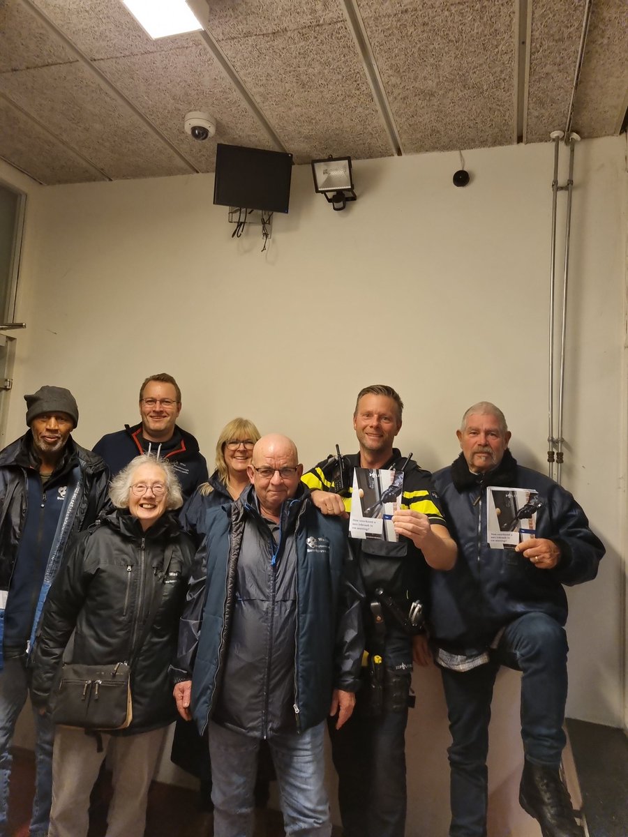 Raam dicht, lichtje aan, deur op slot!! Samen met het WAS (Wijk en Agent Samen) team bij 15 zichtbaar verlaten en donkere woningen een preventiefolder in de bus gedaan.  Kijk ook eens op politie.nl onder het kopje woninginbraken voor meer infomatie en tips!