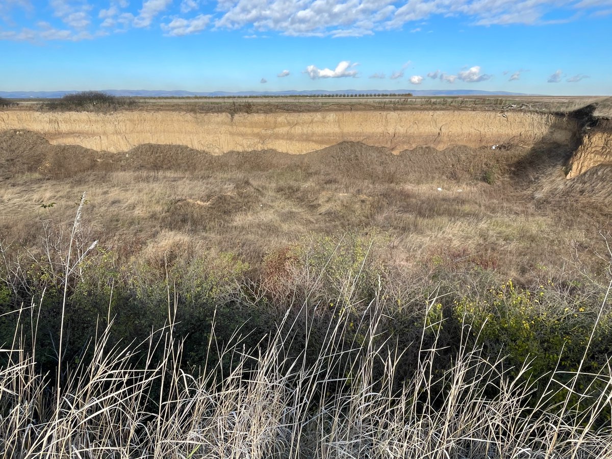 Gentle paleotopography visible in this loess wall of the Ruma brickyard...