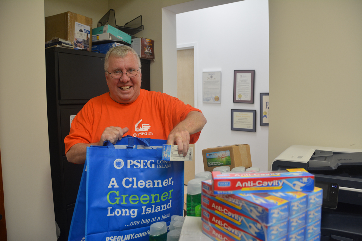 PSEGLI's tweet photo. Every Tues. in Nov. we're hosting a #MilitaryAppreciation distribution event. In partnership w/ @LongIslandCares, goods + food are made available for #veterans in need. Distributions take place at the #LICares storefronts across Long Island!
Pls RT and help support our vets. https://t.co/UmMHdArZMD