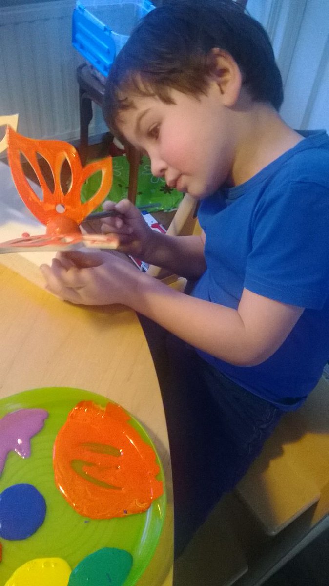 1/2 Mijn favoriete  postnl pakket innemer vroeg laatst enigszins verlegen ‘wat zit er toch in die dozen die je elke dag verstuurt’?
Ik glimlachte en legde uit dat ik grafkistenmaker ben maar ook vlinders maak die dienen als sluitingen op fabriekskisten. Geïnteresseerd hoorde >>