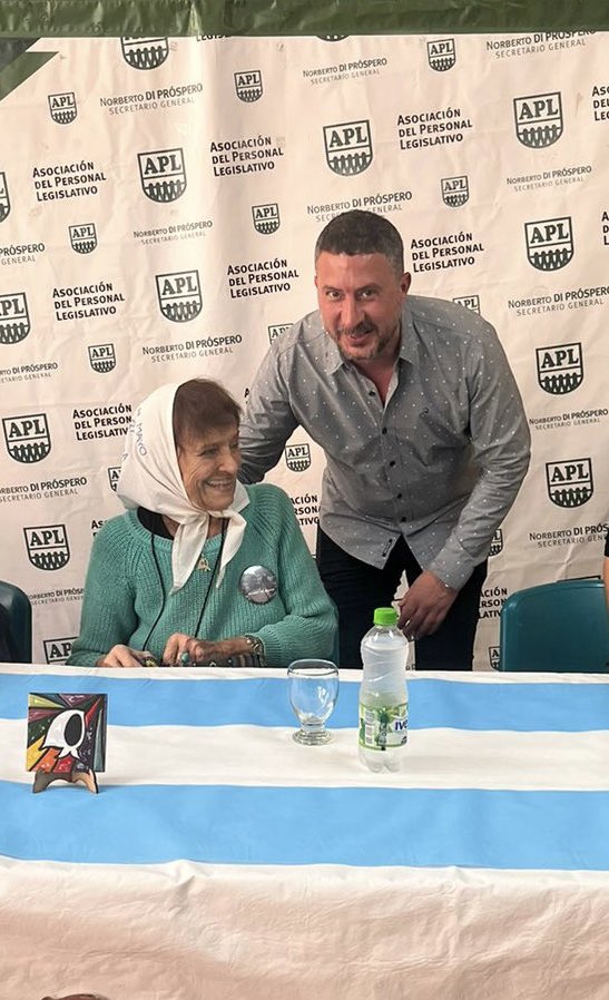 En el día de hoy Taty Almeida presentó el libro Alejandro por siempre …. Amor en nuestro sindicato <a href="/APLCongreso/">APL</a> conducido por <a href="/Diprosperoaplok/">Norberto Di Próspero</a>