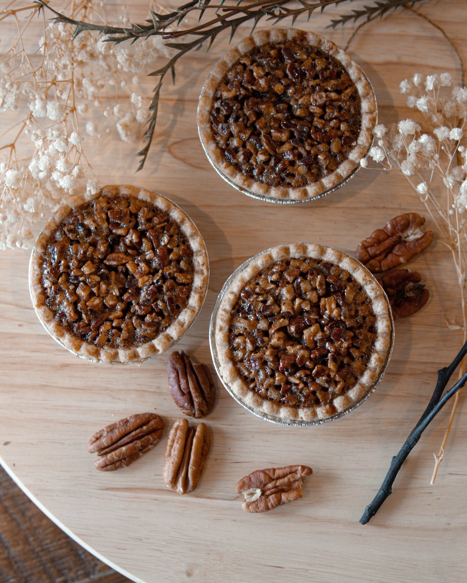 3brothersbakery's tweet photo. These mini pecan pies are like pocket-sized bites of autumn bliss! ππ« Who else thinks good things come in small bites?
#minipecanpie #pecanpie #pie #htxfoodie #food #texas #houstontexas #houstonblogger #instafood #houstonlife https://t.co/Tbz7BkAma4