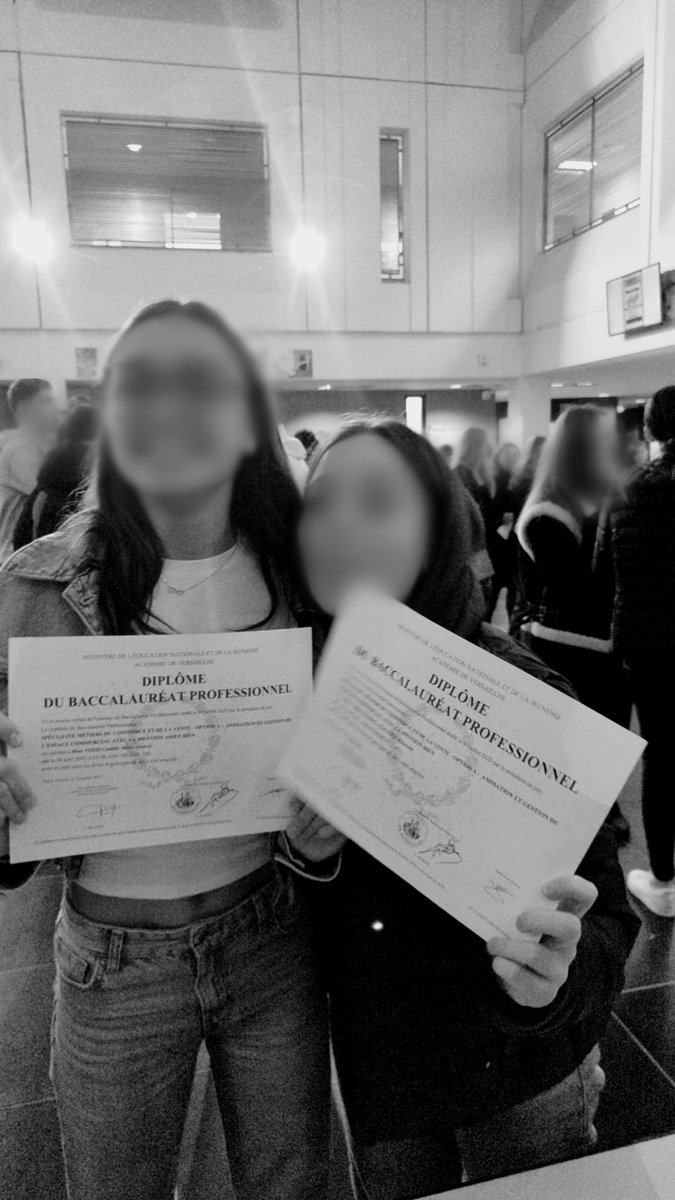 LPO_LouisArmand's tweet photo. Félicitations aux brillants diplômés du @LPO_LouisArmand 🎓✨ Une soirée pleine de joie pour célébrer les réussites en #CAP, #MentionComplémentaire, #BacPro2023 et Bac Général. Vos efforts ont porté leurs fruits, et le futur s'annonce prometteur! 🌟 #RemiseDesDiplômes https://t.co/vB048xuBub
