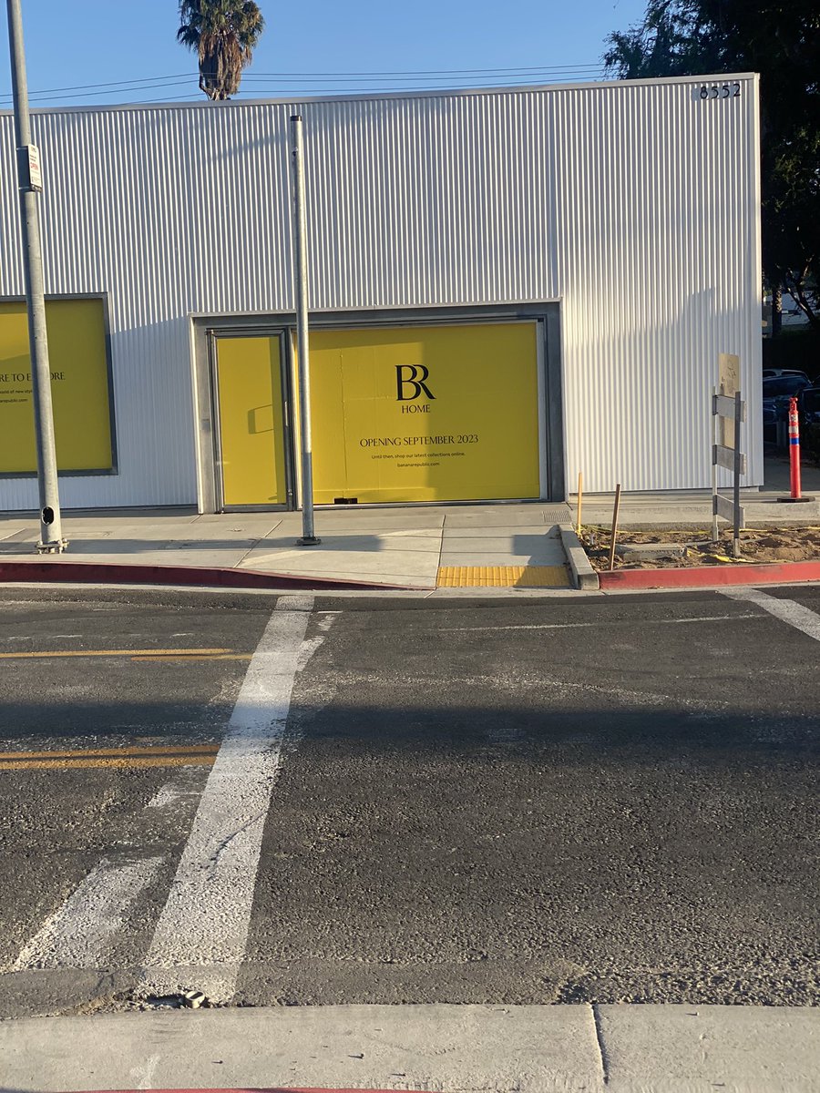 wehoCrazy's tweet image. What a transformation for BR on #MelroseAve in #weho (been told it’s their furniture store) their clothing store is across the street.