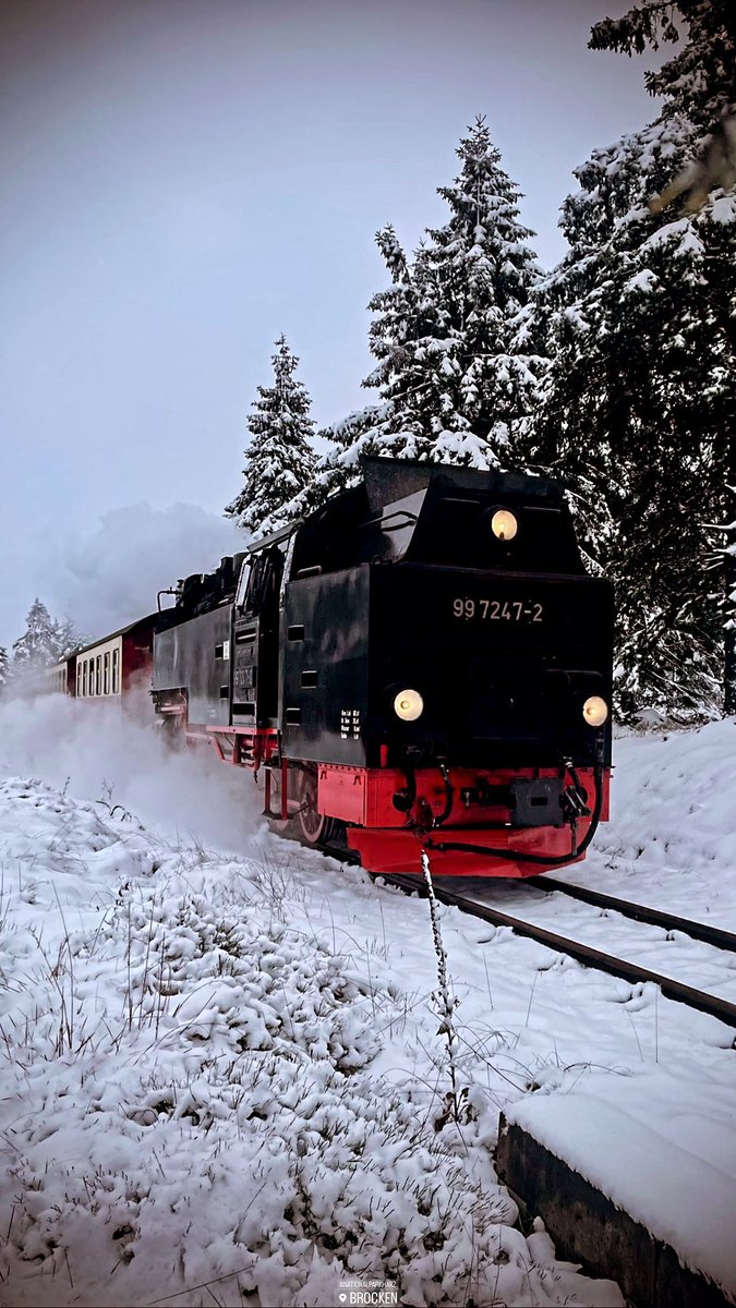 DBKfromOWL's tweet photo. @VisualsbySauter Harzerschmalspurbahn
#harz #germany #explore #snow #winter #harzmountains #makesomething #awesome #draussenzeit #everydayadventure #train #trainspotting #Bahn #firstsnow https://t.co/outtCwLr7l