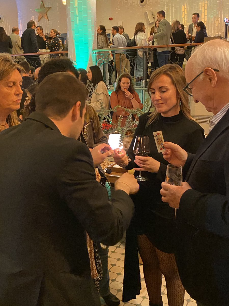 Dircomcat's tweet photo. 🪄🎩 Màgia d’aprop i màgia comunicativa fent trucs inversemblants al #networking del #netcom2023.

On és la carta amagada?
Quants canapés podem tenir a les mans a la vegada?

#dircom https://t.co/9qnxEP0WVs