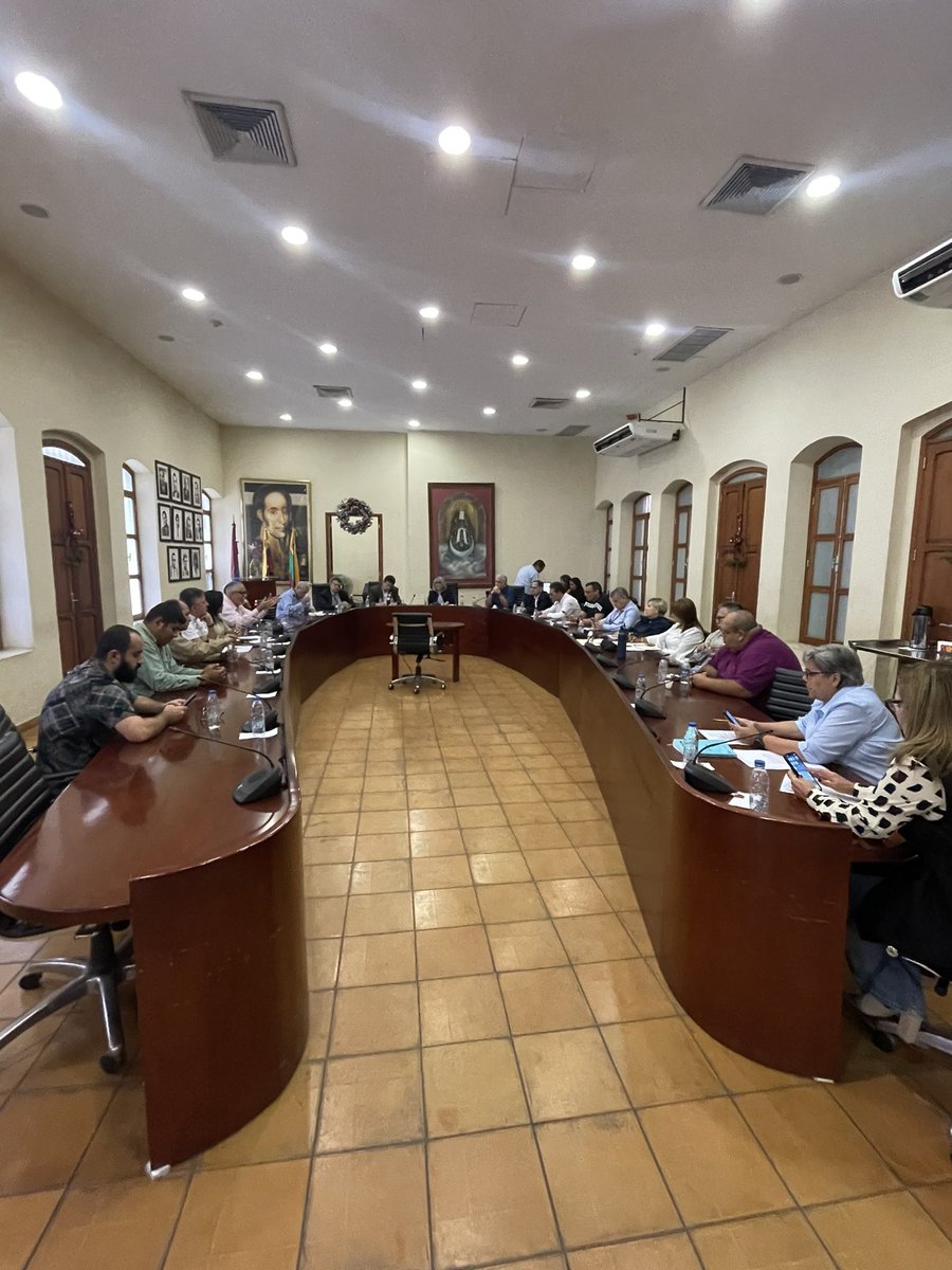 #Resolución Consejo Universitario de la <a href="/UCarabobo/">Universidad de Carabobo</a> rechaza la decisión de la Sala Electoral del Tribunal Supremo de Justicia, mediante la cual suspende las elecciones. 
Representante profesoral del <a href="/mppeduniv/">@MPPEDUNIV</a> Abraham Toro, salvó su voto en la sesión.