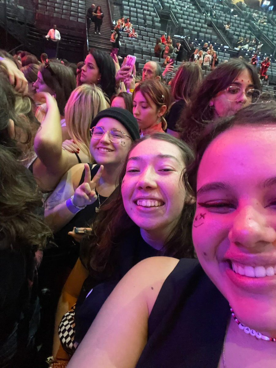 28IICF's tweet photo. 1 month since I saw Louis from that close, 1 month since seeing all of my friends, 1 month since I gave my letter to Louis' staff, 1 month since the best concert I have ever been to, 1 month since the best night of my fucking life.
I'll never forget those moments I lived in Paris https://t.co/iQpAZ3zD6I
