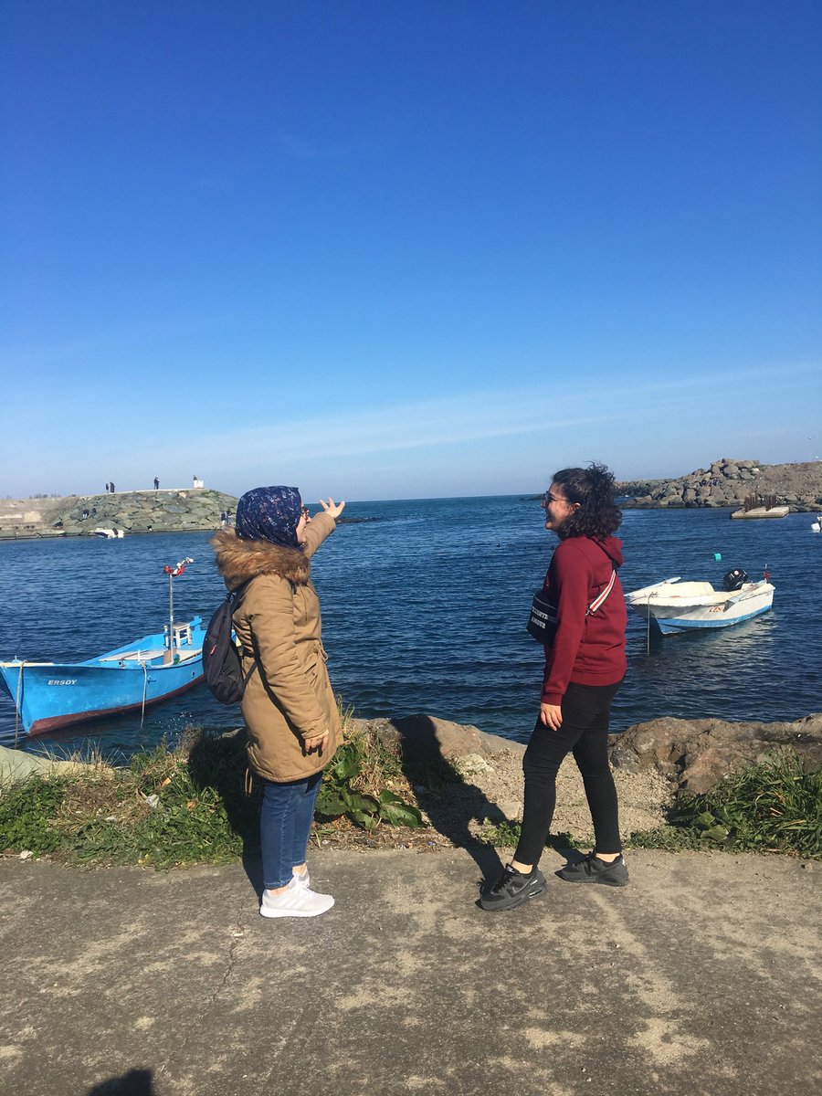 ulkukrtp's tweet photo. Biraz önce telefonum da bir şeyler ararken bu fotoğrafları gördüm,bakmayalı  uzun zaman olmuş.Neye bu kadar güldüğümüzü düşündüm ama hatırlamayadım. Bir nasıl içten dolu dolu güldüğümüzü iyi biliyorum bir de nerde nasıl olursak olalım bir daha böyle aynı tat da gülemeyeceğimizi.. https://t.co/3UCvfv3VgY