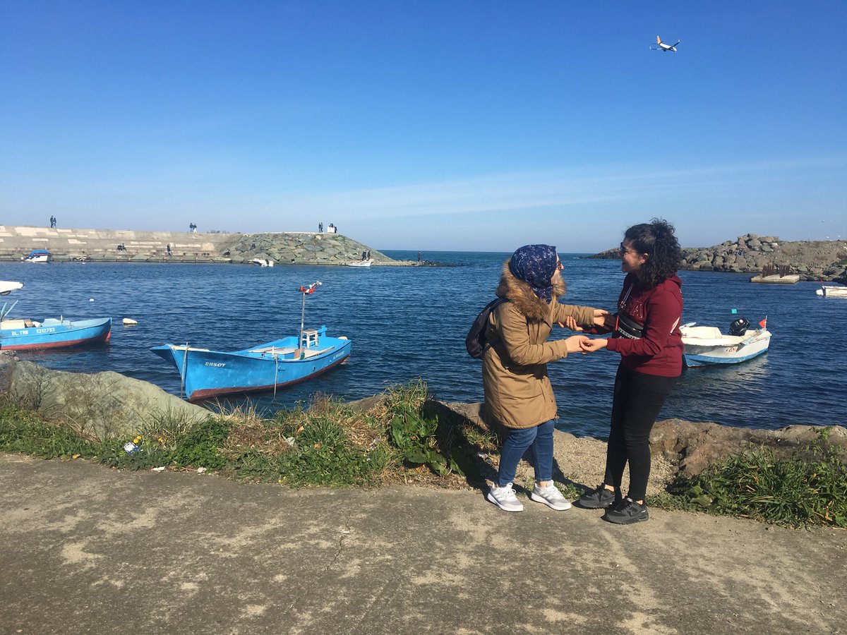 ulkukrtp's tweet photo. Biraz önce telefonum da bir şeyler ararken bu fotoğrafları gördüm,bakmayalı  uzun zaman olmuş.Neye bu kadar güldüğümüzü düşündüm ama hatırlamayadım. Bir nasıl içten dolu dolu güldüğümüzü iyi biliyorum bir de nerde nasıl olursak olalım bir daha böyle aynı tat da gülemeyeceğimizi.. https://t.co/3UCvfv3VgY