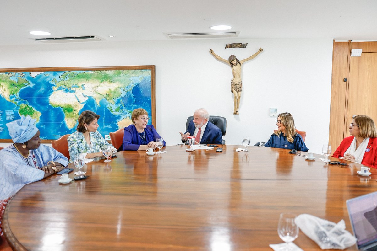 Ao lado da <a href="/JanjaLula/">Janja Lula Silva</a> e da ministra das Mulheres @CidaMulheres, recebi a ex-presidenta do Chile e da UNASUL, Michelle Bachelet, Laura Chinchilla, ex-presidenta da Costa Rica e Aminata Touré, ex-primeira-ministra do Senegal. Conversamos sobre a importância das mulheres na