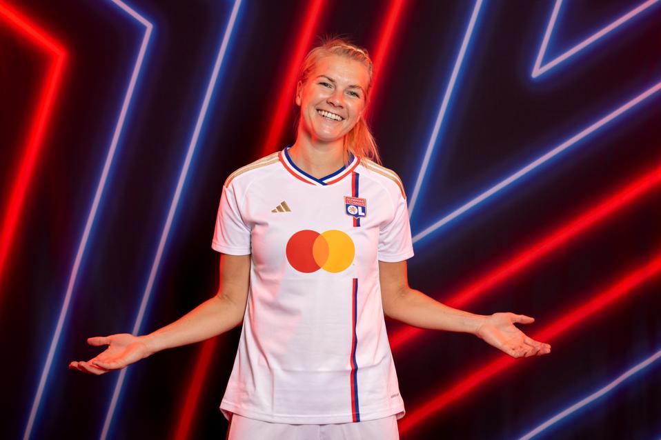 Ada Hegerberg becomes the first woman to score 60 goals in the <a href="/UWCL/">UEFA Women’s Champions League</a>, she has scored those goals in just 62 appearances. #SLAOL
