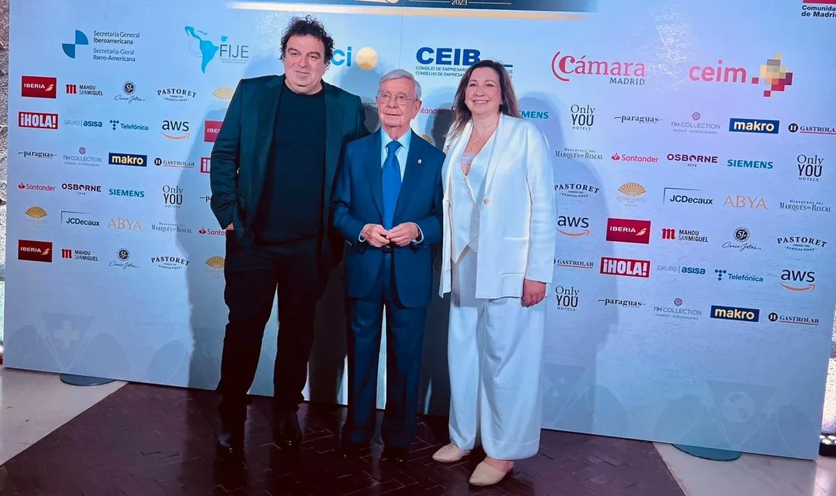 noravicario's tweet photo. #MendozaMundial
La Academia Iberoamericana de Gastronomía le otorgó a Casa Vigil el galardón "Gastronomía Global" uno de los más destacados en el mundo.
Felicidades María Sance y @alevigilmalbec , todo nuestro cariño por este reconocimiento internacional.

https://t.co/MJxnrVG9RA https://t.co/X6XV8jKIy6