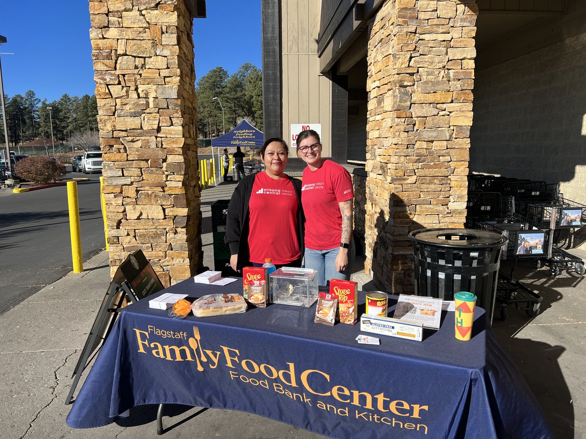 ¡Nuestras sucursales de Flagstaff están ardiendo con todo su apoyo a nuestras comunidades este año! Siete de nuestros increíbles miembros del personal se unieron el sábado para ayudar al Flagstaff Family Food Center en su evento Stuff the Bus en tres ubicaciones de Safeway.