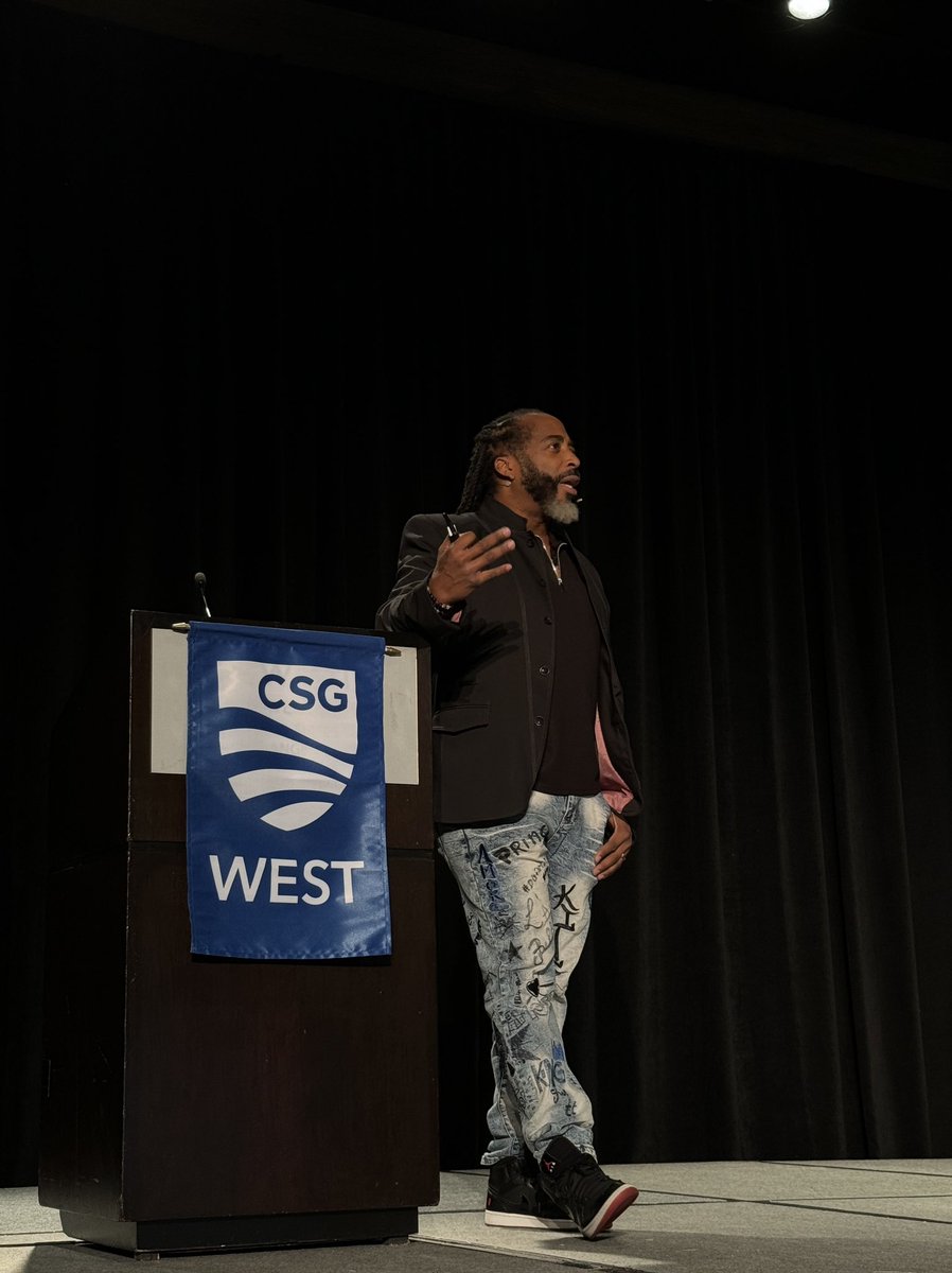 sekouandrews's tweet photo. Rocking the stage for @CSGWEST β‘οΈ
#sekouandrews #spokenword #poeticvoice #CSGWest https://t.co/lfMBGr8VYp