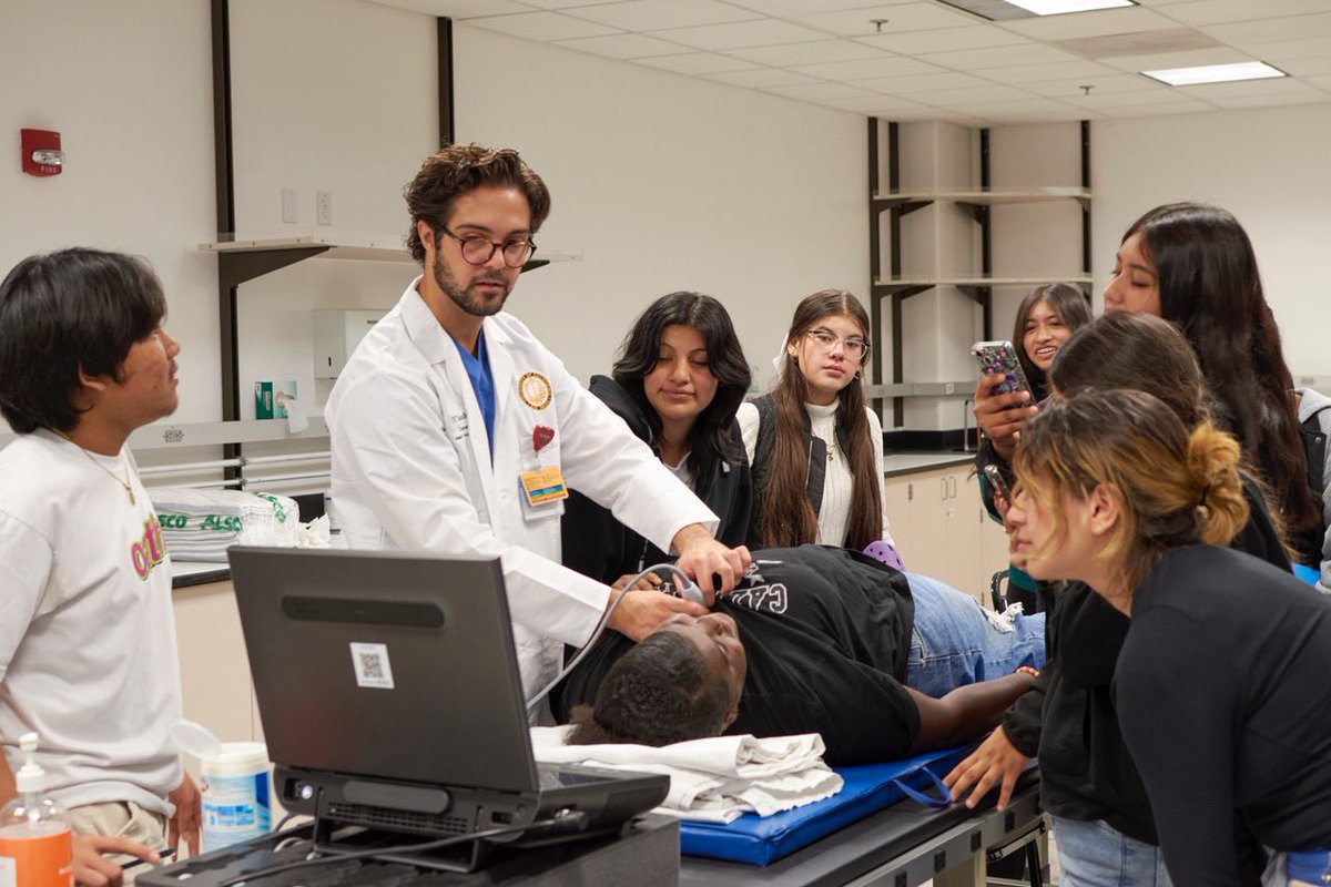ucsdsono's tweet photo. UCSD U/S division @ucsdsono doing some AMAZING u/s teaching to middle school &amp; high school students as part of @UCSDMedSchool “Doc 4 A Day” event. Had a great time working with such bright &amp; enthusiastic students! #MedEd @UCSDEMResidency https://t.co/xOStixKwce
