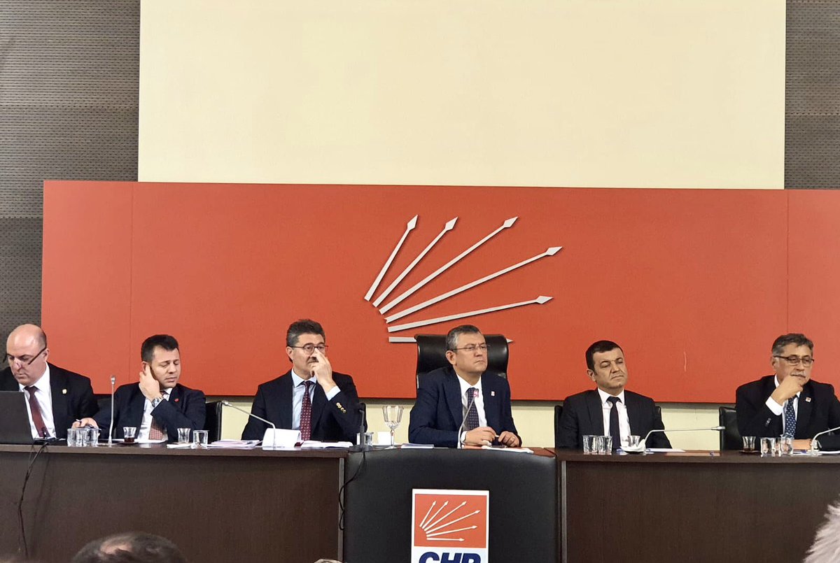 Yalcingg's tweet photo. Genel başkanımız Sayın Özgür Özel, Örgütlenme ve Yerel Yönetimler birimlerimiz ve 81 il başkanımızla birlikte yaptığımız toplantımız çok verimliydi… #HerŞeyÇokGüzelOlacak https://t.co/Ef5ueGvVOb