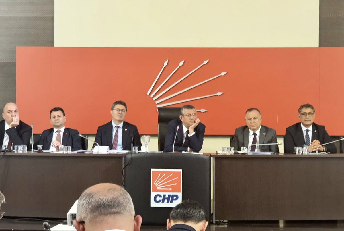 Yalcingg's tweet photo. Genel başkanımız Sayın Özgür Özel, Örgütlenme ve Yerel Yönetimler birimlerimiz ve 81 il başkanımızla birlikte yaptığımız toplantımız çok verimliydi… #HerŞeyÇokGüzelOlacak https://t.co/Ef5ueGvVOb