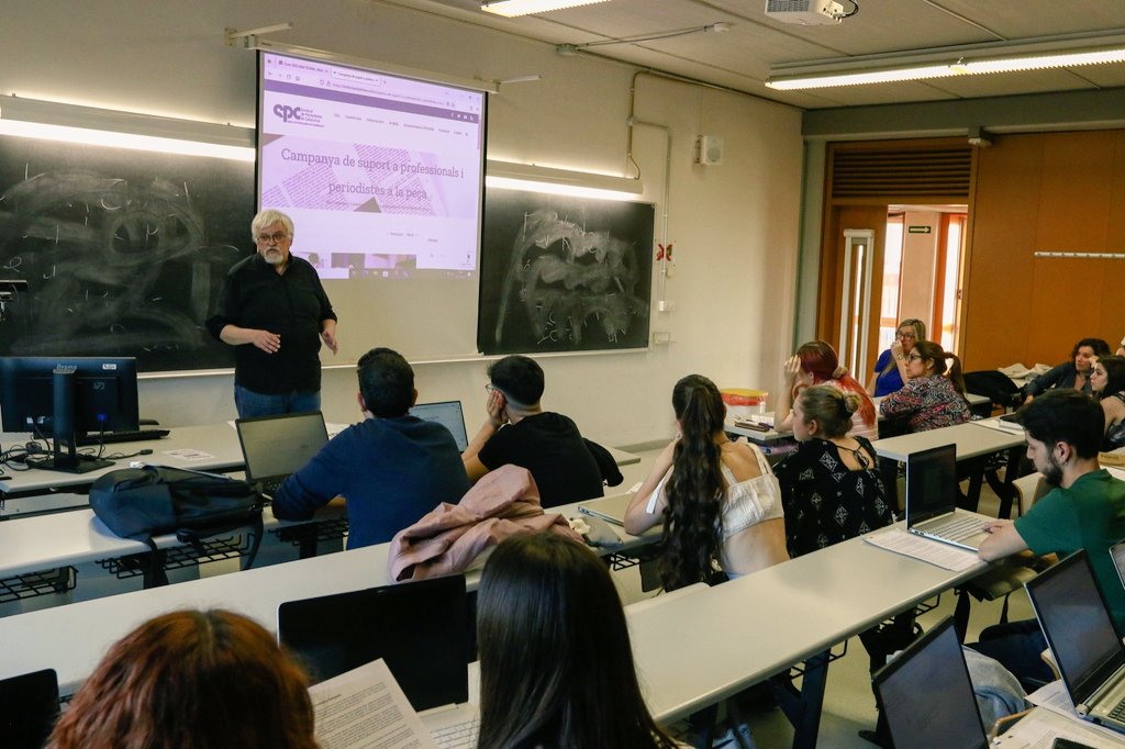 Sindicat Periodistes (@periodistescat) on Twitter photo Avui hem presentat a l’alumnat de Periodisme de la <a href="/universitatURV/">Universitat Rovira i Virgili</a> la Radiografia dels mitjans de comunicació a Catalunya elaborada per l’SPC. Hem compartit amb les i els estudiants les seves inquietuds pel que fa a la seva futura professió, i ho hem fet acompanyats de <a href="/montitas/">Marta Montagut</a> Avui hem presentat a l’alumnat de Periodisme de la <a href="/universitatURV/">Universitat Rovira i Virgili</a> la Radiografia dels mitjans de comunicació a Catalunya elaborada per l’SPC. Hem compartit amb les i els estudiants les seves inquietuds pel que fa a la seva futura professió, i ho hem fet acompanyats de <a href="/montitas/">Marta Montagut</a>