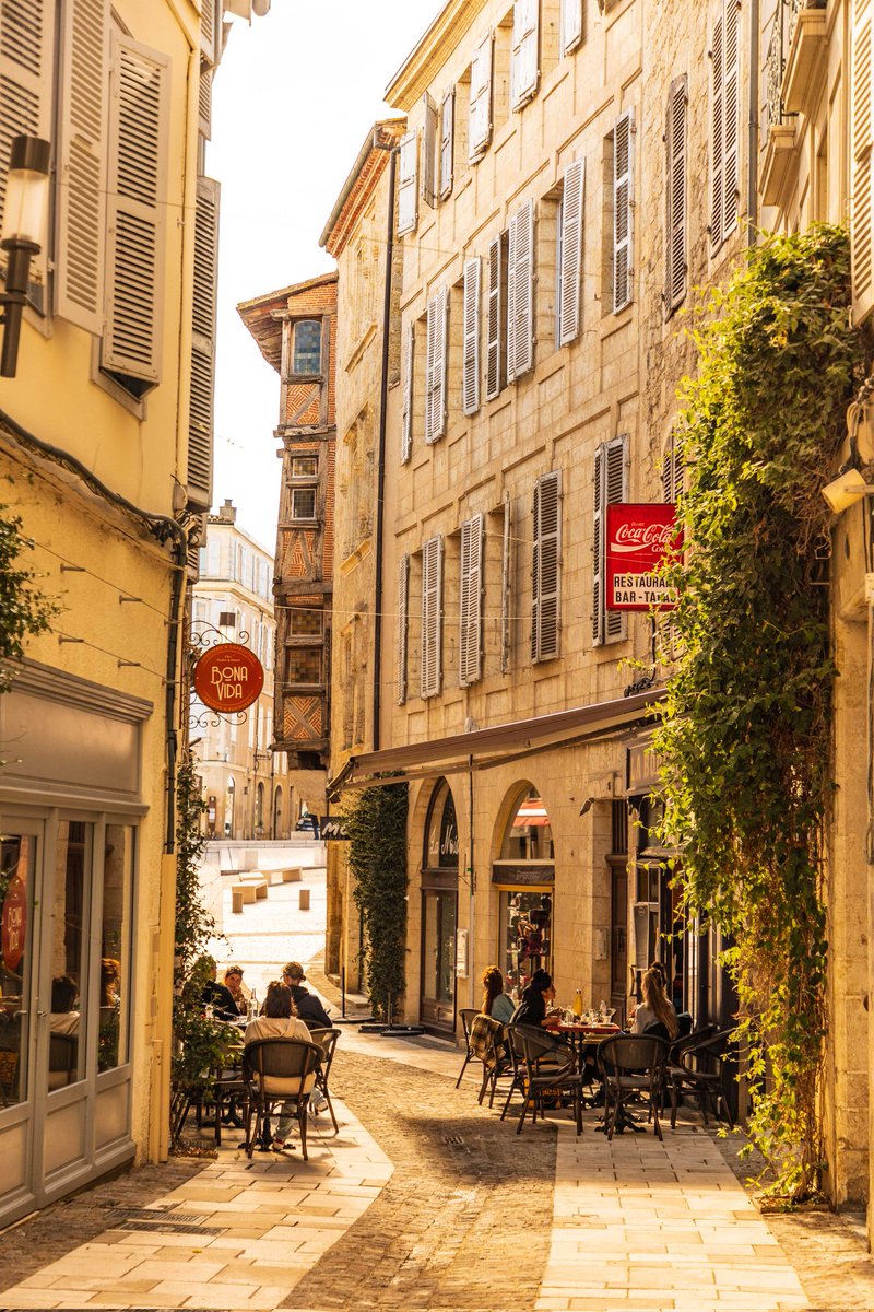Dans les ruelles d'Auch dans le Gers 🤩 une ville magnifique d'Occitanie ❤️.
#tourismegers #Auch #auchtourisme #baladessympas #MagnifiqueFrance