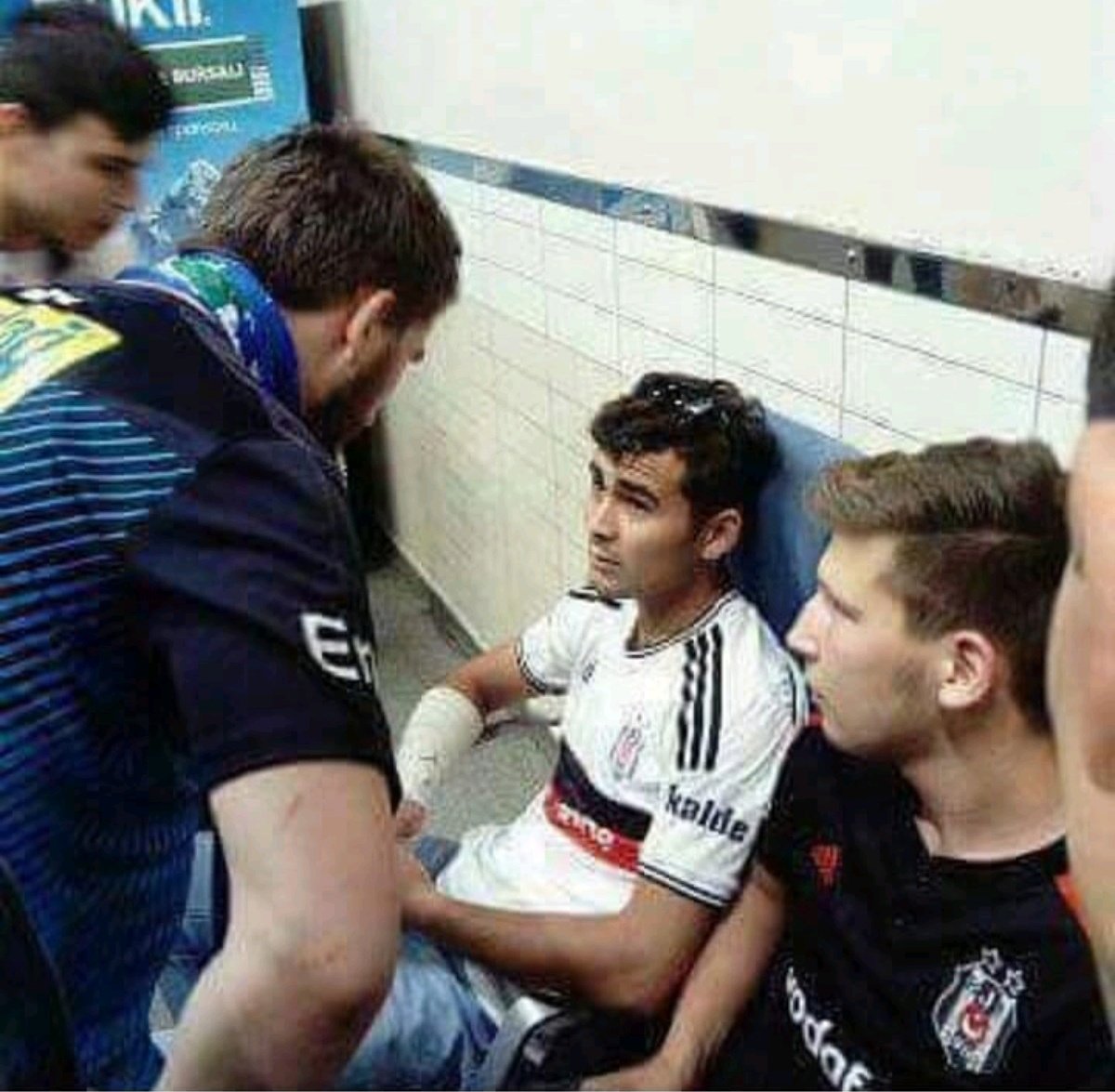 Siyahla beyaz ibne #besiktas dön gotunu s.k.yim biraz biz İstanbul piclerini böyle karşılarız kucakta gezdirmeyiz #sakaryaspor #teksas #tatangalar #Bursaspor