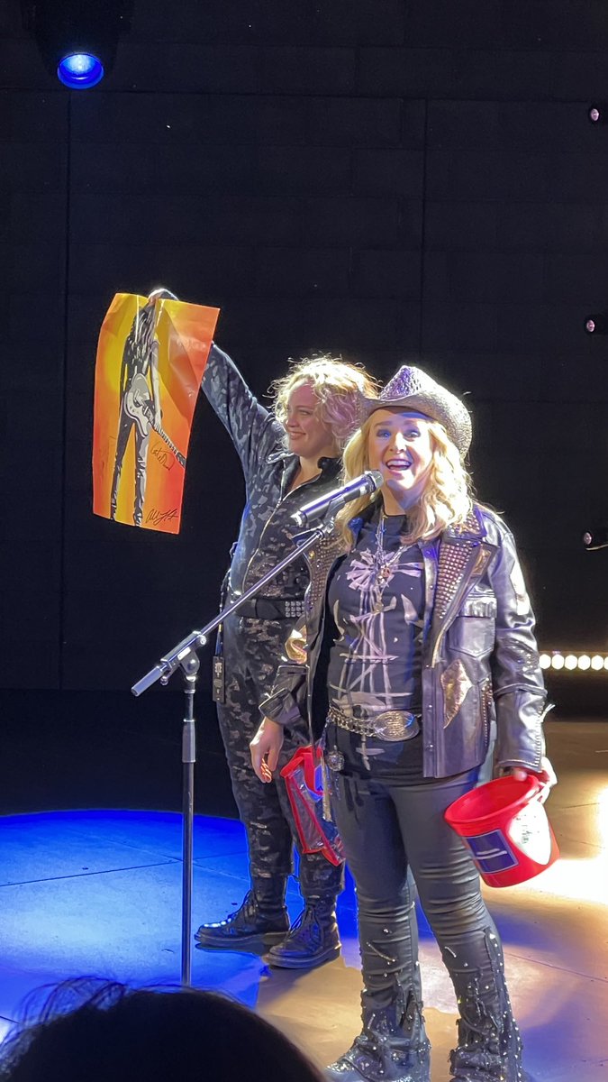 caryn_maroni's tweet photo. Peeps @EtheridgeNation
Bring $ bills 2 Melissa @metheridge @MyWindowME shows this week! Melissa is participating in @broadwaycares #RedBucket month &
Buy a colorful #Broadway poster of Melissa for $20 proceeds goes to @EtheridgeFoun 🙏🏻🥰🙏🏻 https://t.co/BEsg4AX4PF