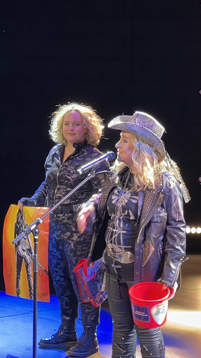 caryn_maroni's tweet photo. Peeps @EtheridgeNation
Bring $ bills 2 Melissa @metheridge @MyWindowME shows this week! Melissa is participating in @broadwaycares #RedBucket month &
Buy a colorful #Broadway poster of Melissa for $20 proceeds goes to @EtheridgeFoun 🙏🏻🥰🙏🏻 https://t.co/BEsg4AX4PF