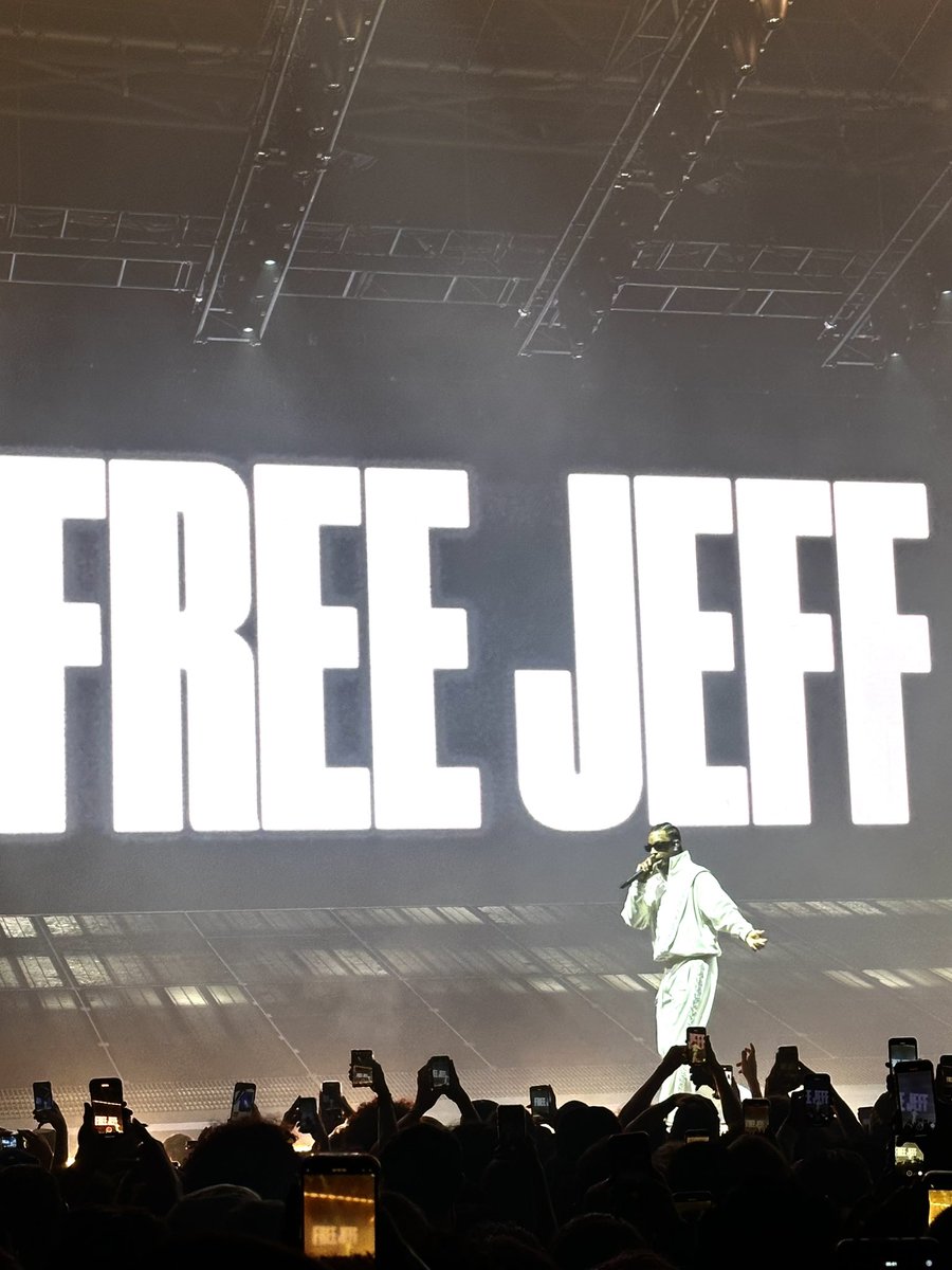 wrld_mag's tweet photo. 21 SAVAGE qui apporte son soutien à Young Thug en direct du Zénith de Paris 🇫🇷

                            “FREE JEFF” 🐍 https://t.co/lBcLJLCNgQ