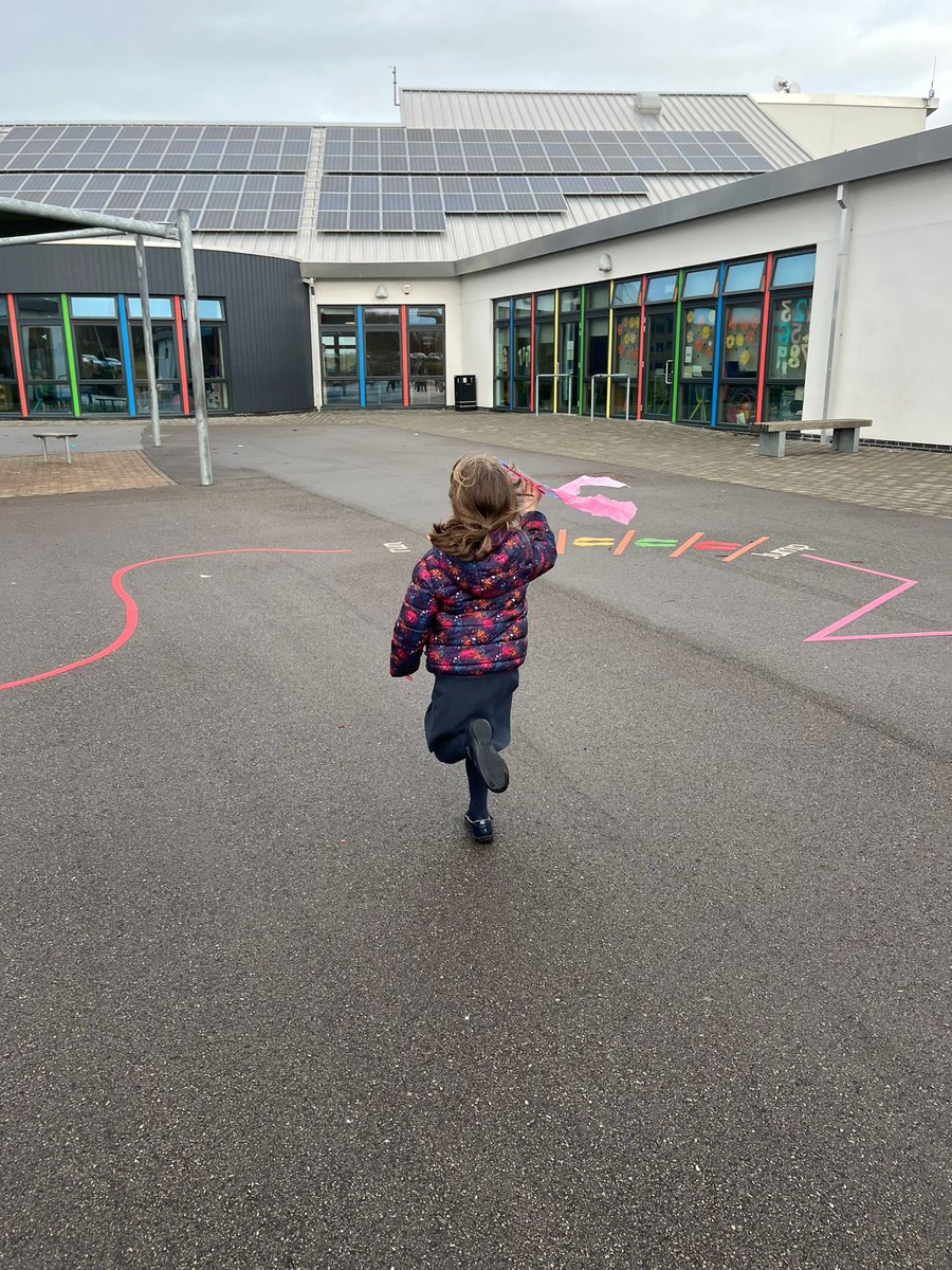 TurriffPrimary's tweet photo. P1 today focused on the ‘k’ sound in phonics. We made kites, which we decorated carefully and thankfully it was windy so we got to test them out! #playbasedphonics #letsflyakite #EarlyYears https://t.co/3neWlT631K