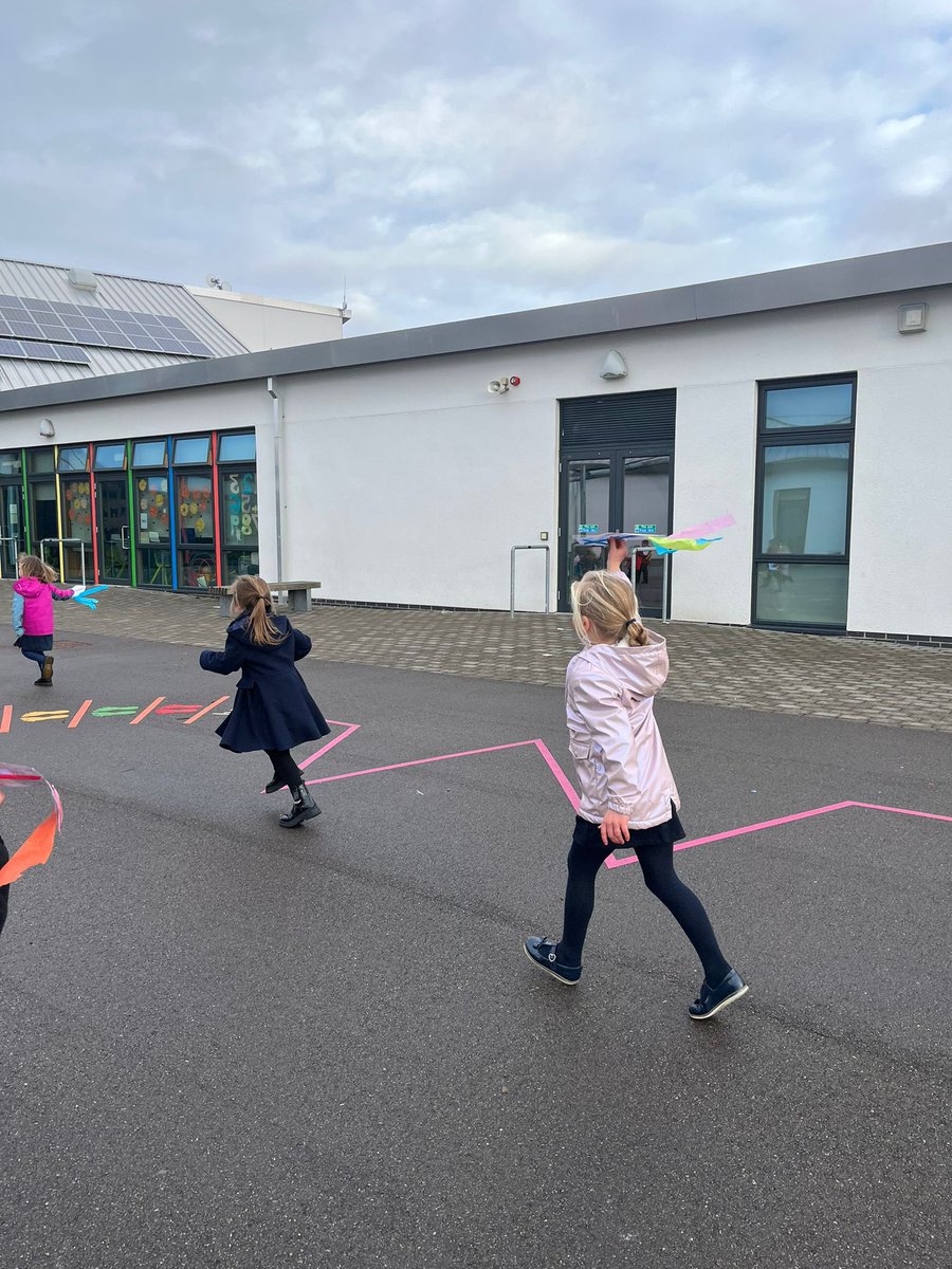 TurriffPrimary's tweet photo. P1 today focused on the ‘k’ sound in phonics. We made kites, which we decorated carefully and thankfully it was windy so we got to test them out! #playbasedphonics #letsflyakite #EarlyYears https://t.co/3neWlT631K