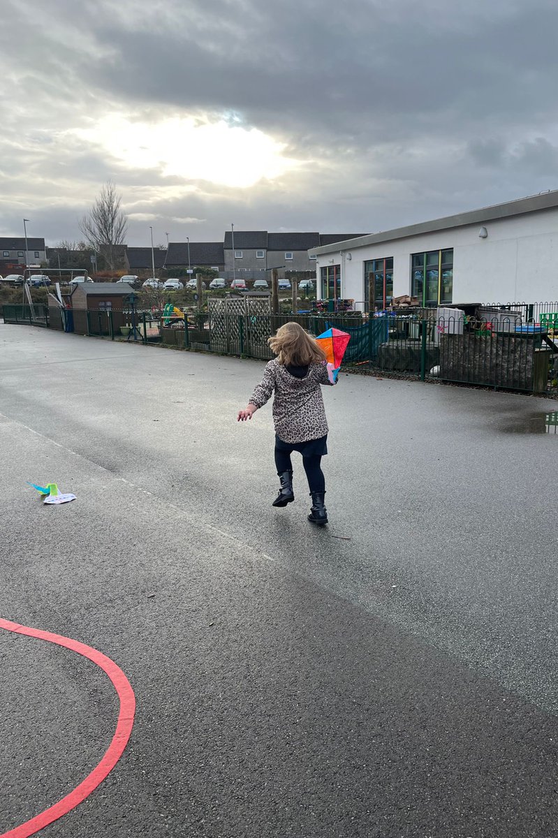 TurriffPrimary's tweet photo. P1 today focused on the ‘k’ sound in phonics. We made kites, which we decorated carefully and thankfully it was windy so we got to test them out! #playbasedphonics #letsflyakite #EarlyYears https://t.co/3neWlT631K