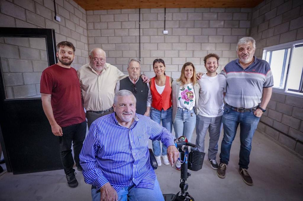 mayrasmendoza's tweet image. Junto al presidente de la @UIQuilmes, entregamos las llaves y recorrimos el nuevo edificio del Centro de Formación Laboral N°402 "Fray Luis Beltrán", junto a su director, Ignacio Barbato, y al secretario general del Sindicato de Empleados de Comercio Quilmes, Roberto Rodríguez.