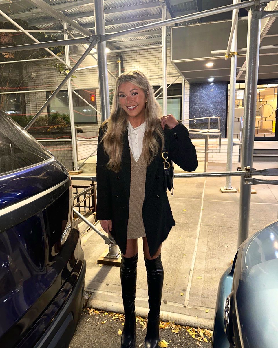 LandryAnn's tweet photo. city girl✨🏙️🗽 https://t.co/FRJiHcQE9w