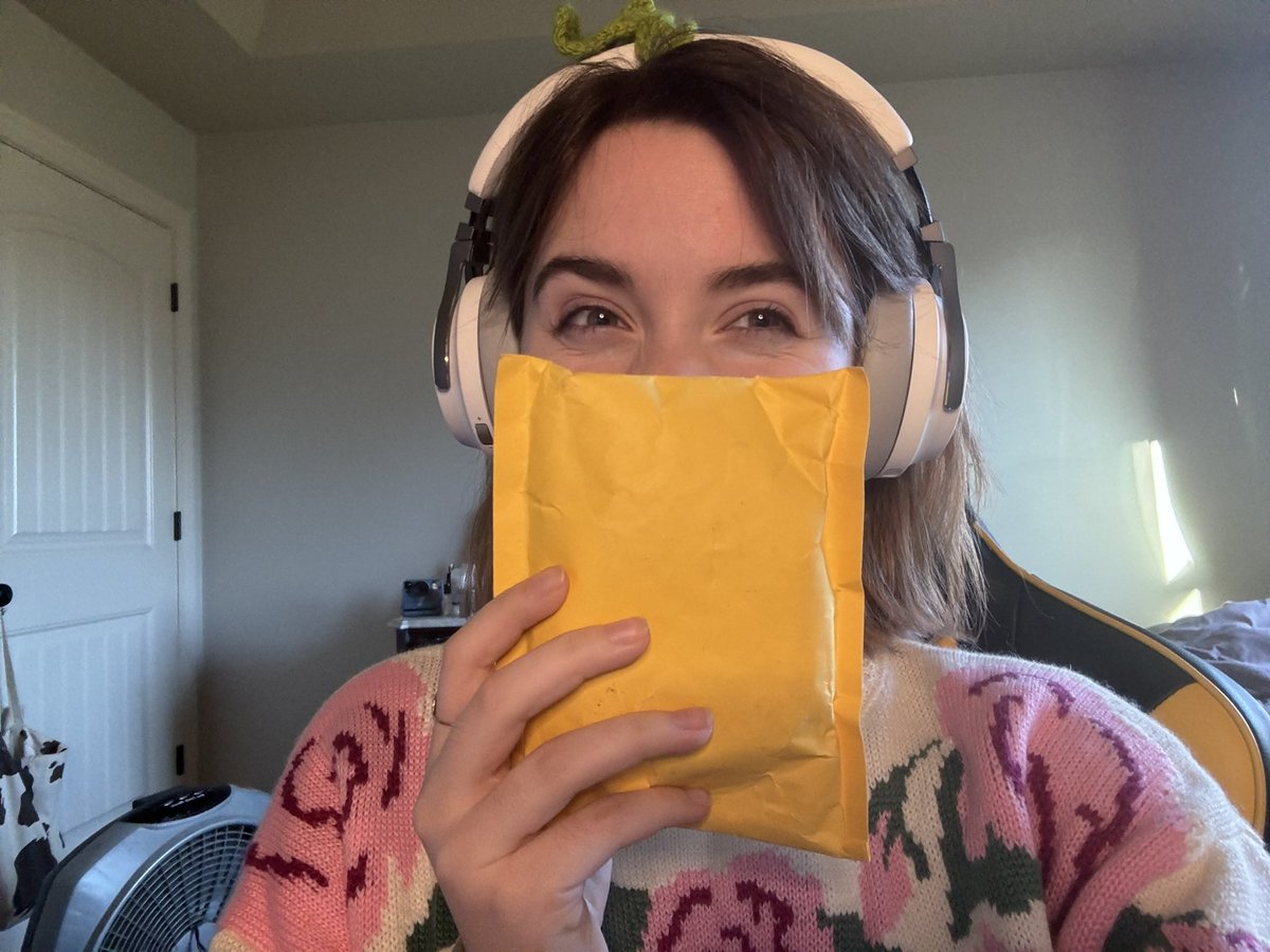 there are really pretty dice in here that i’m opening on stream and i physically cannot wait any longer so come see what they look like!! (lethal company with friends after <3)

twitch.tv/graecie