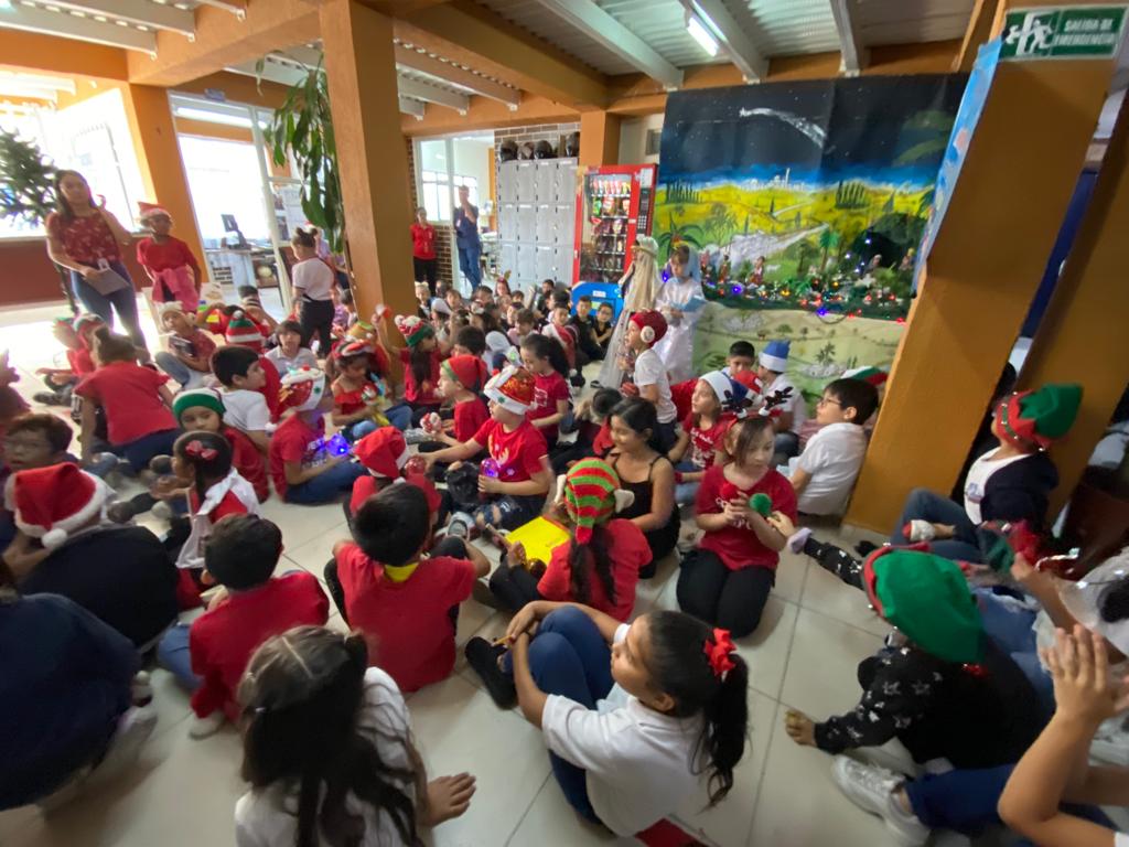 FUNDANZA's tweet photo. Novenas 2023 en la Institución Educativa Fundanza: 🕯️✨ Una celebración llena de la magia de la tradición, la unión y la alegría que caracteriza esta época especial. En compañía, compartimos momentos cargados de luz, esperanza y felicidad. 🌟🎄 #NovenasFundanza #EspírituNavideño https://t.co/f8qg9t5w5s