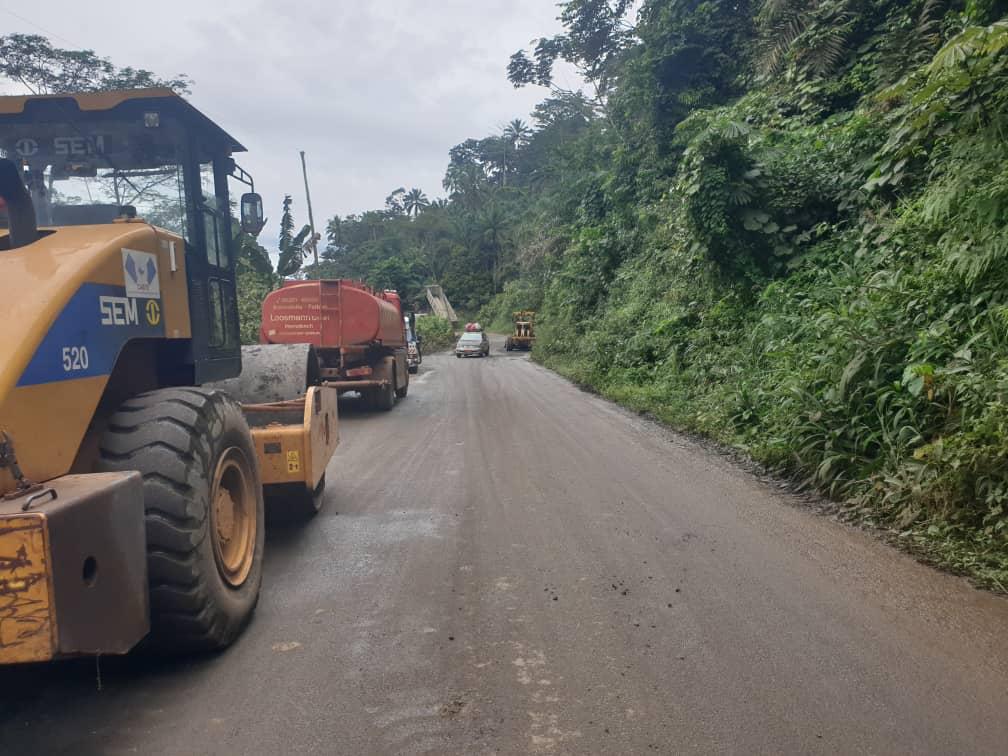 MintpGov's tweet photo. Nationale 5: l’entreprise #CABTE poursuit le traitement des zones dégradées. Quelques jours après sa mobilisation effective entre #Bandjoun et le #Pont_du_Nkam, l’entreprise est fortement déployée sur ce linéaire de 73 Km. https://t.co/foAICkmkHy