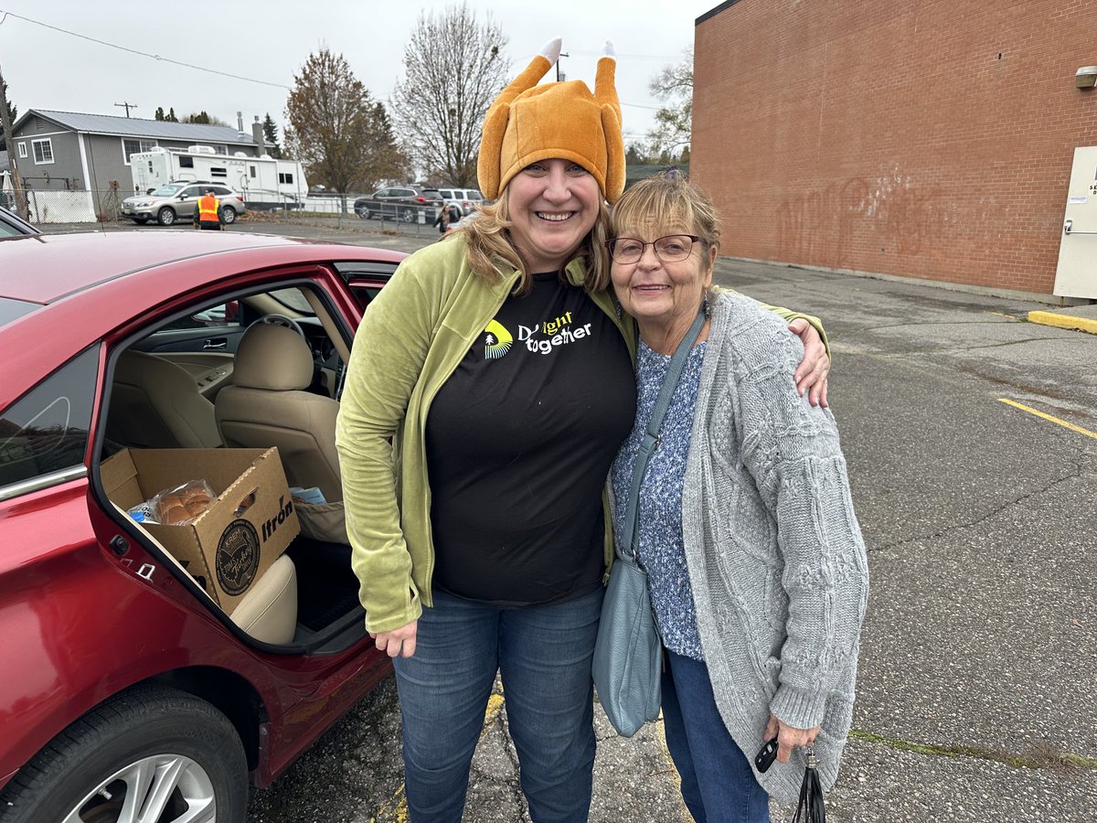 Turkey topped volunteers help people to their car ⁦<a href="/KREM2/">KREM 2 NEWS</a>⁩ #TomsTurkeyDrive distribution in #SpokaneValley ⁦Thx #SpokaneValleyPartners &amp; ⁦<a href="/2HarvestINW/">Second Harvest Inland Northwest</a>⁩