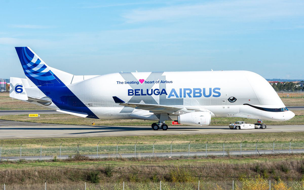 NunoSeletti's tweet image. Le dernier #BelugaXL construit (n°6) à été tracté hors du site de Jean-Luc-Lagardère, marquant la fin de sa campagne d'essai en vol en vue d'une prochaine mise en service commercial. Sa destination de tractage reste inconnue de mon côté. Des idées @cliper31 ?