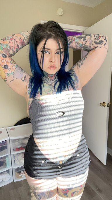 Rare me wearing pants photo https://t.co/JJL9ErAL0x<a href="/tag/newprofilepic"class="tags"><span>#newprofilepic</span></a>