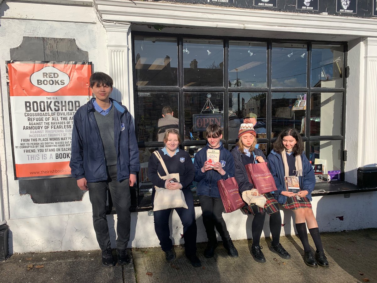 A welcome break browsing the bookshops of Wexford for these hardworking 6th years of @CollegeSelskar #selskarstyle  #community