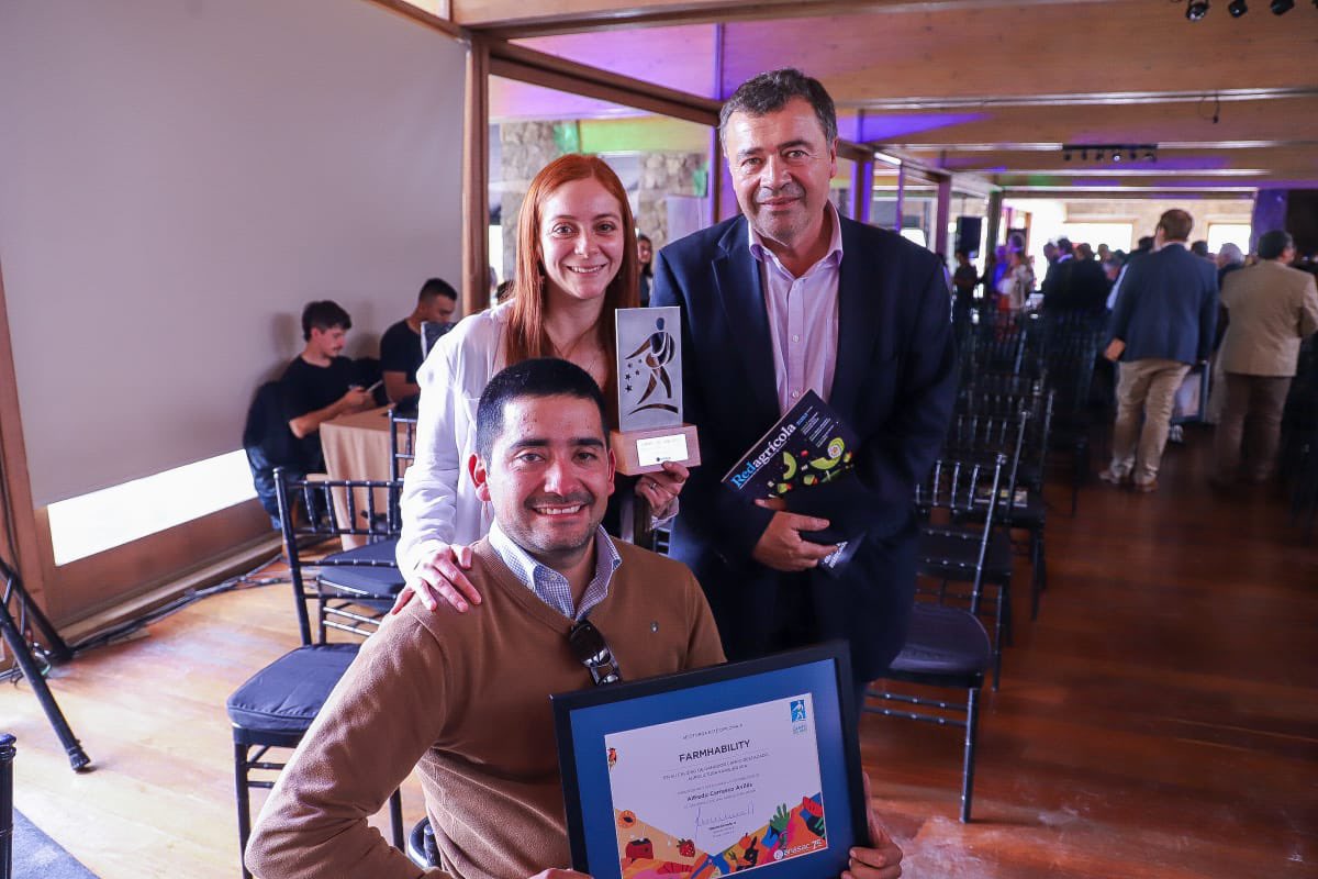tvalenzuelavt's tweet photo. Agradecido de participar del reconocimiento a las buenas experiencias del concurso Campo del Año de #Anasac
Tremendas iniciativas, como la de #Farmhability que aporta a mayor inclusión y también a proyectos que generan valor en áreas fundamentales para nuestra agricultura 🌱 https://t.co/V7FIdzrBcw