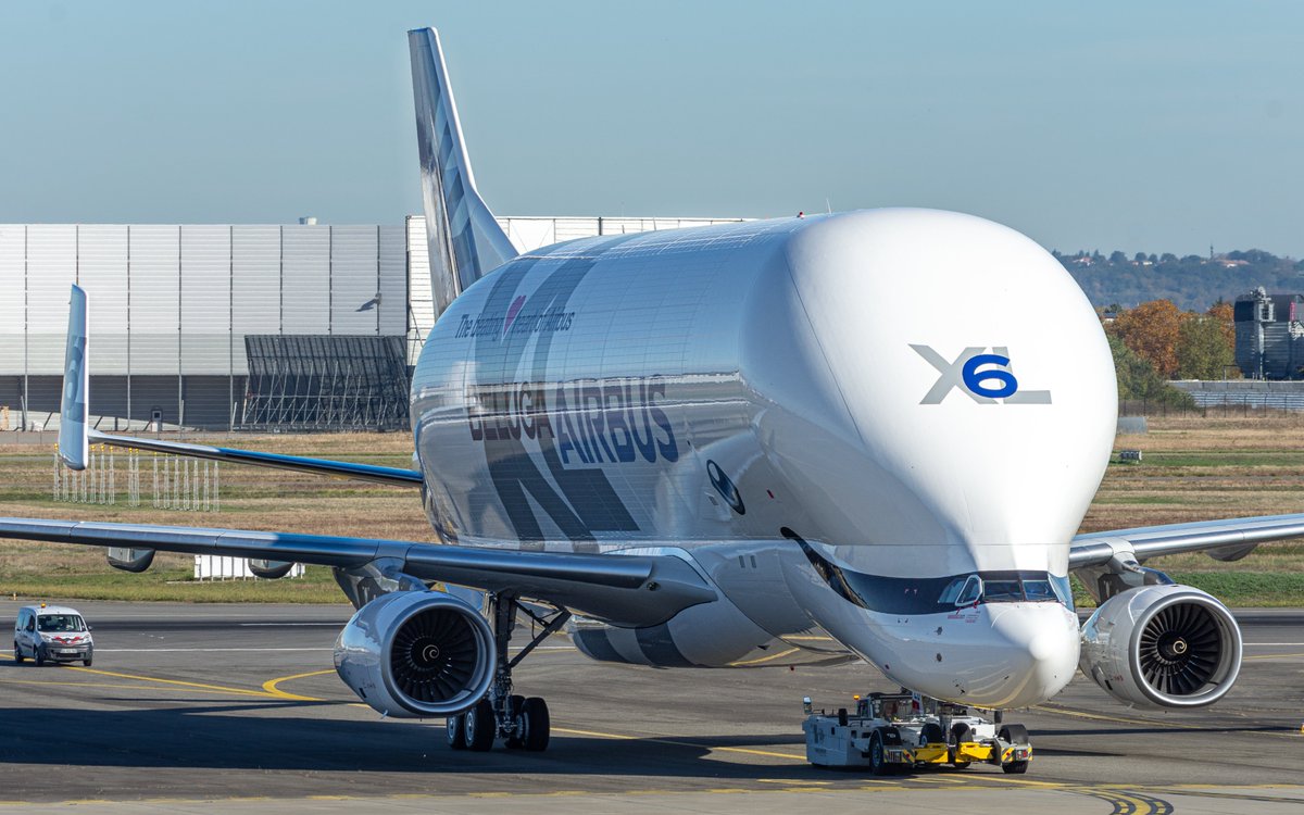 NunoSeletti's tweet image. Le dernier #BelugaXL construit (n°6) à été tracté hors du site de Jean-Luc-Lagardère, marquant la fin de sa campagne d'essai en vol en vue d'une prochaine mise en service commercial. Sa destination de tractage reste inconnue de mon côté. Des idées @cliper31 ?
